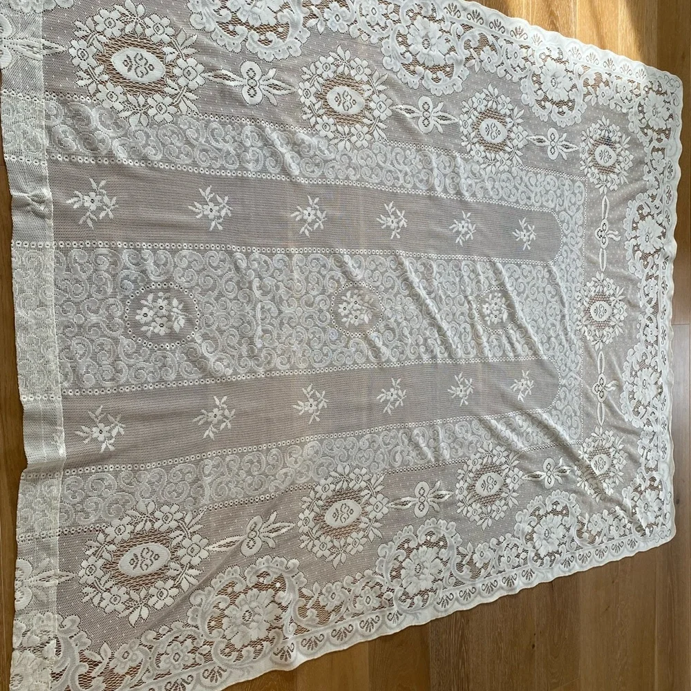 Elegant Lace Curtain or Tablecloth - Picture 7 of 7